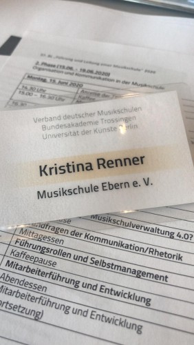 Schulleiterin drückt Schulbank